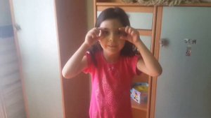 5 летняя девочка поёт Между нами тает лёд