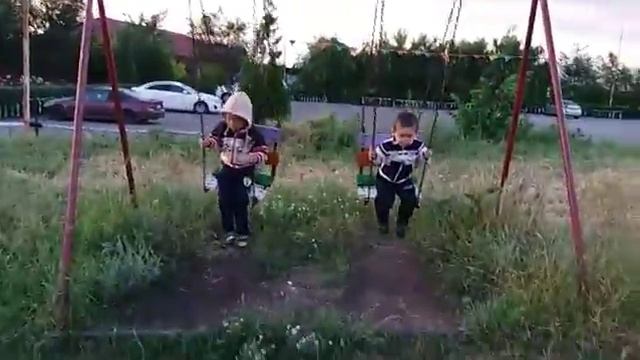 Ернур и Даниал карусель, качели, горы, отдых смотреть онлайн