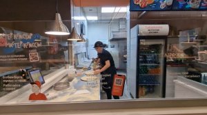 Наблюдала как раскатывают и подкидывают пиццу, классно!   Вкусная ПИЦЦА ДОДО на ул  Кунаева  6 10 2