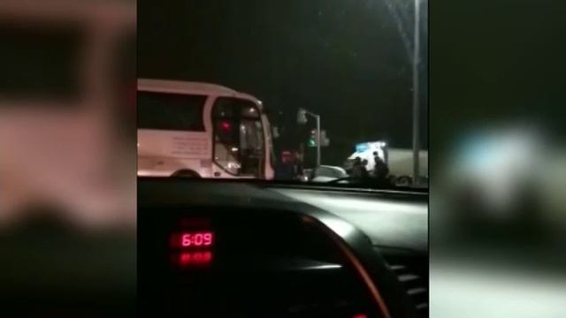 На перекрестке Московского проспекта и улицы Калинина легковушка влетела под колеса автобуса смотреть онлайн