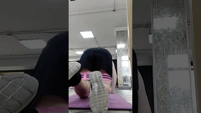 Круговая с фитнес резинкой на ковре. Резинки для фитнеса, йоги.. Эспандер ленточный тканевый. Фитне