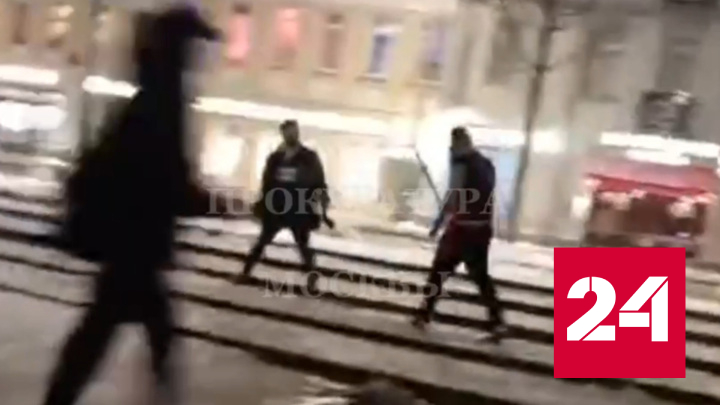 Очевидцы сняли мужчину, разгуливающего с длинным ножом по центру Москвы - Россия 24
