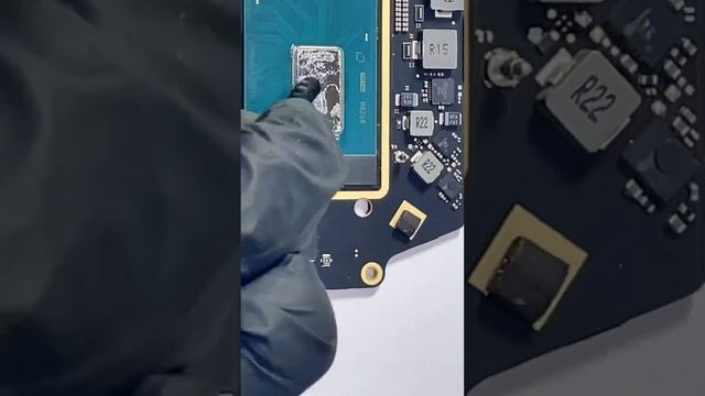 Нанесение жидкого метала на процессор MacBook