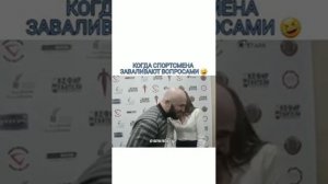 Почему страус стоит на одной ноге???