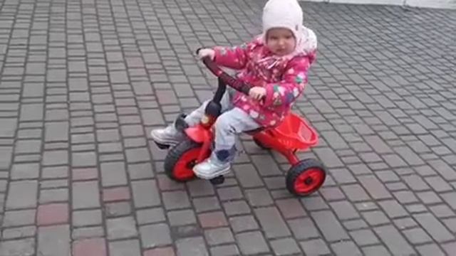 Тестируем наш подарок на 2 годика трехколёсный велосипед смотреть онлайн
