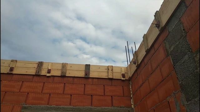 Универсальная опалубка для армапояса. Хитрые ниши под роллеты. Подготовка к заливке бетоном. 13 ряд