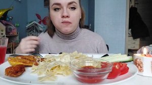 Мукбанг макароны с сыром, курочка в панировке и овощи #мукбанг