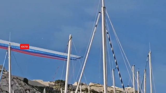 На параде во Франции в небе появился российский флаг