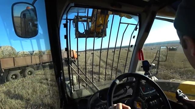Работаю на соломе.  На тракторе JCB.