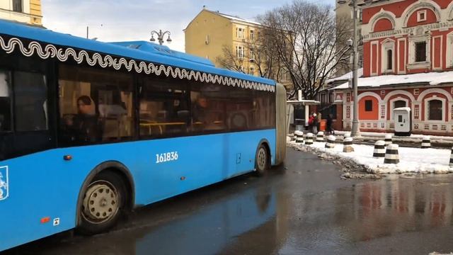 Автобус "М7" (ЛиАЗ 6213.65) прибывает на остановку "Метро Китай-город" (03.04.2022) смотреть онлайн