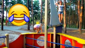 Дети в парке играют на детской площадке!