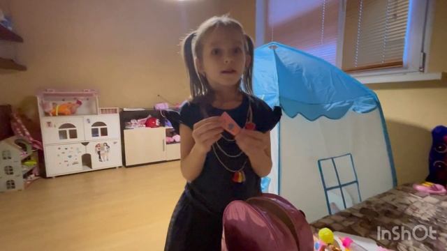 Настя собирается в поход со своей куклой