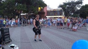 Гитарист на  двугрифовой гитаре  в  Геленджике июль 2017г.