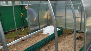 Установка теплицы на дачном участке.