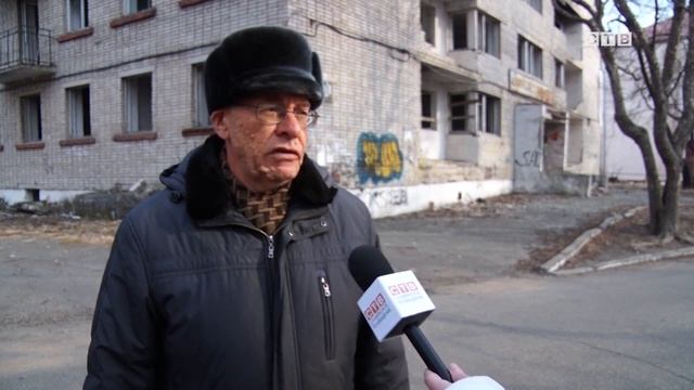 Здание по улице Дружбы 20 в Славянке так и остается пристанищем для маргиналов смотреть онлайн