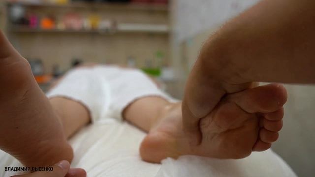Как делать расслабляющий массаж стоп Как расслабить мышцы стоп ног с помощью массажа за 7 минут