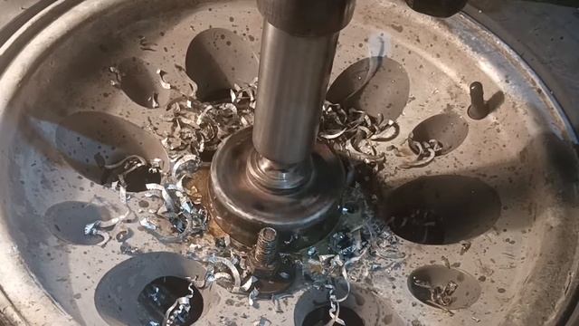 Расточка центрального отверстия в диске самодельной приспособой. Boring the central hole in the dis смотреть онлайн