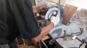 Заточка цепи для пилы на точильном станке.