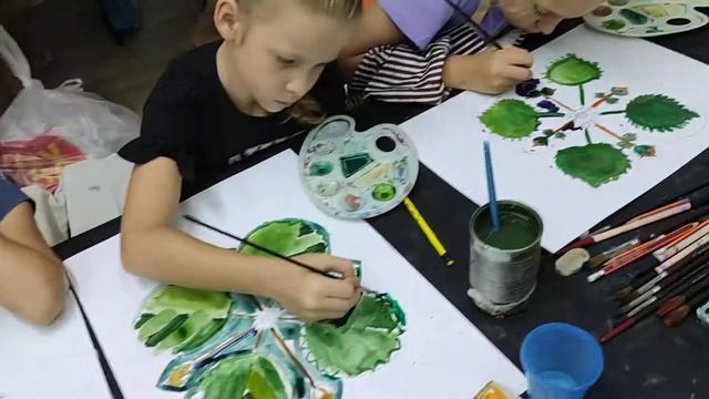 Дети учатся рисовать орнаменты и узоры.