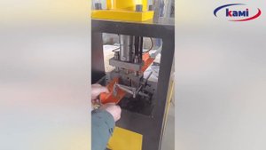 Пробивка отверстия в уголке на полуавтоматическом станке IRONMAC IPH NC