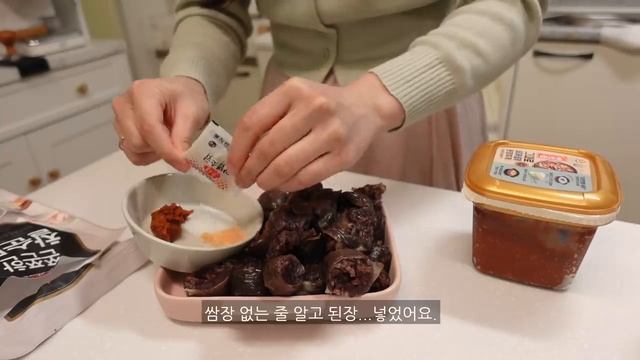 ENG)?불닭 팽이버섯 만들고 마트 장보고 요리하기, 친구와 소소한 홈파티 하는 자취생 브이로그, 매콤 콘치즈, 한돈 스테이크, 마늘장아찌, 베이컨 말이 토스트, 순대,국물 떡볶