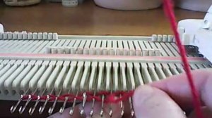 Видео-урок. Набор петель болгарским способом на вязальной машине.