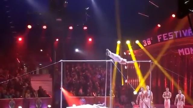 «Гимнасты на турниках с батутом», видео 1. ukrcircus.com смотреть онлайн