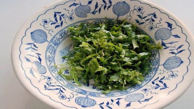 Салат из свежей капусты с морковью, яблоком и листьями салата