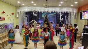 Выход детей и танец "С новым годом, мама, ... папа"