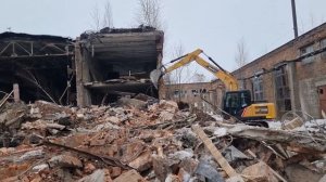 маленький экскаватор"Саня" (SANY 135)и большой завод