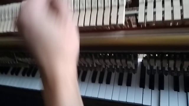 Западает клавиши на пианино. Что делать?