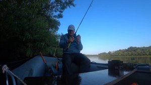 Ночевка на реке в лодке. Рушим стереотипы. Рыба клюет