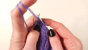 ПРОСТАЯ ШАПКА ВАФЕЛЬНЫМ УЗОРОМ / Подробный МК по вязанию женской шапки спицами на осень-зиму