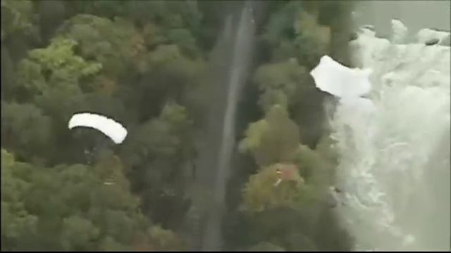 Необычный прыжок с парашютом смотреть онлайн