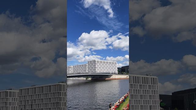 Gustav-Heinemann-Brücke #berlin #mitte #architecture #sommer #walk #atmosphere #spree