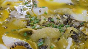 Кисло-острый рыбный суп с маринованной зеленью из Чунцина