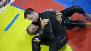 Уходы с удержания сбоку через захват своей руки.