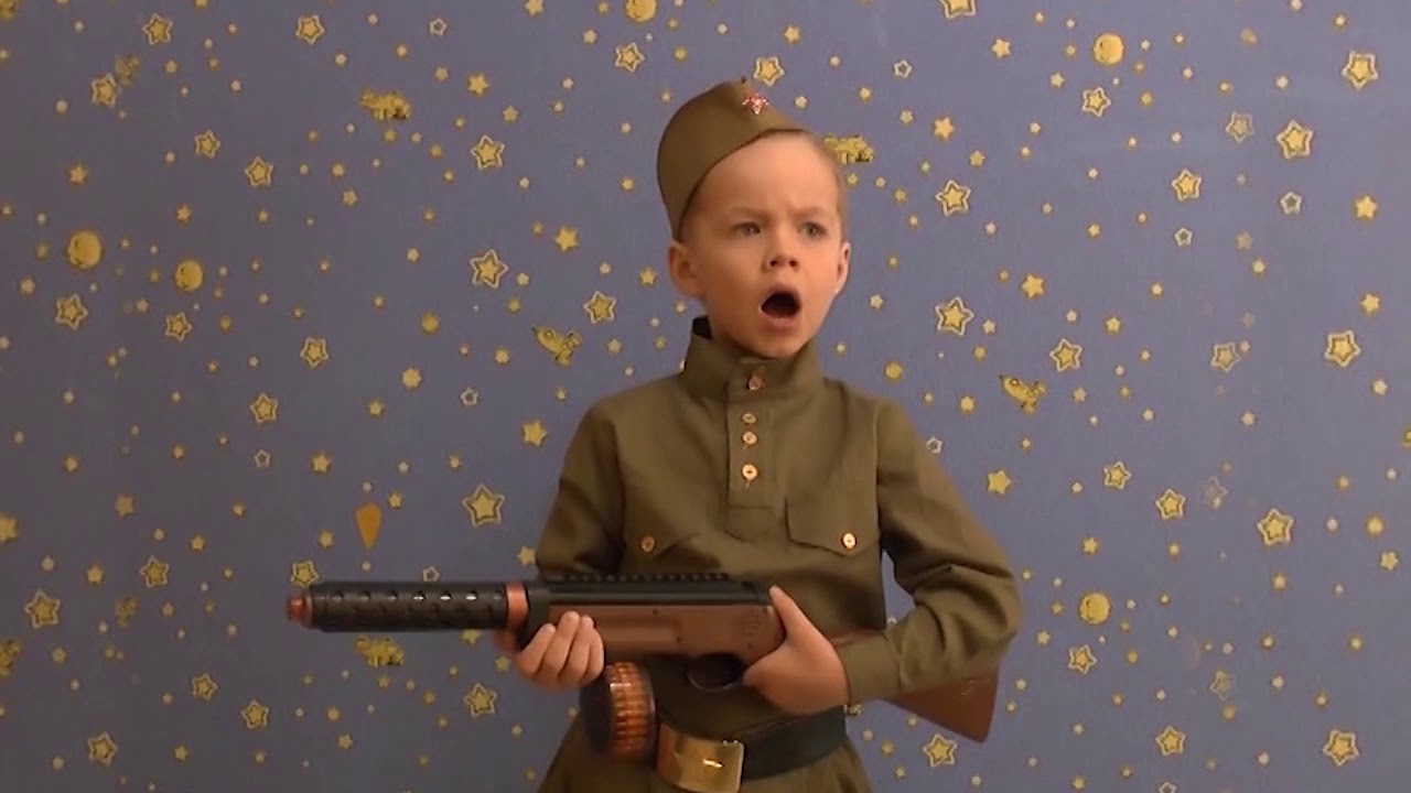 Страна огромная видео. Маленький мальчик поет вставай Страна огромная. Малыш в военной форме поет вставай Страна огромная.