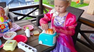 Princess Alice play with doll Принцесса Алиса играет с куклой