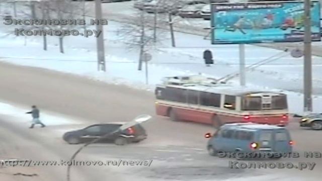 Автомобиль горожанина утонул в снегу на проезжей части. Великий Новгород (23 декабря 2014, 16:05) смотреть онлайн