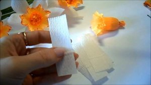 Как сделать нарцисс из гофрированной бумаги с конфетой