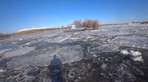 На реке ледоход а я припёрся на рыбалку !