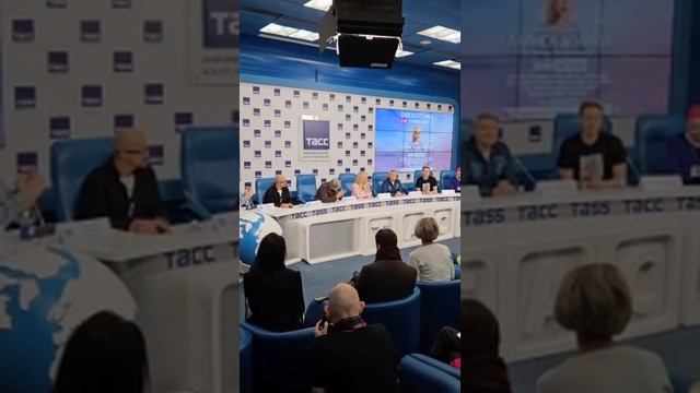 Долинав модном наряде вышла в свет