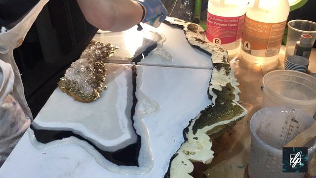 WHITE AND GOLD GEODE Resin Art Demo by Dianka Pours смотреть онлайн