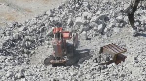 «Отгребает» Экскаватор с прямой лопатой погрузка БЕЛАЗА