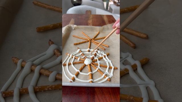 Chocolate Pretzel Spider Webs #halloween #trickortreat