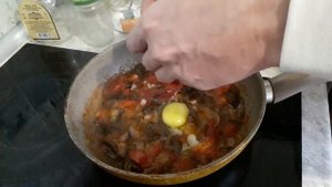 Яичница по-мужски, яичница с грибами, помидорами и перцем с Александром Курочкиным