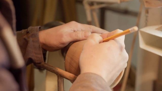 Токарный эксперимент – делаем салатницу из сапеле с неровным краем. Turning live edge sapele bowl смотреть онлайн