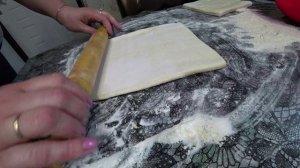 Быстро готовим завтрак: улитки с колбасой и сыром