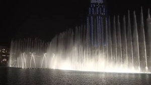 Встретились с тобой мы у фонтана